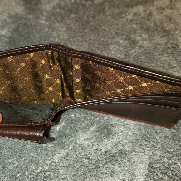 Perry Ellis Bi-Fold Wallet - Picture 4 of 5